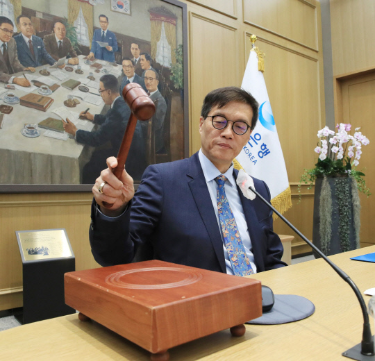 이창용 한국은행 총재가 19일 오전 서울 중구 한국은행에서 열린 금융통화위원회 본회의에서 회의를 주재하고 있다. 한은 제공.